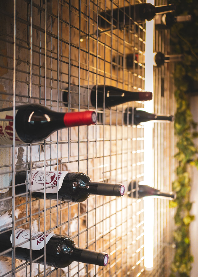 Création et aménagement d'une grille de bouteilles de vin dans le bar Equinox à Besançon